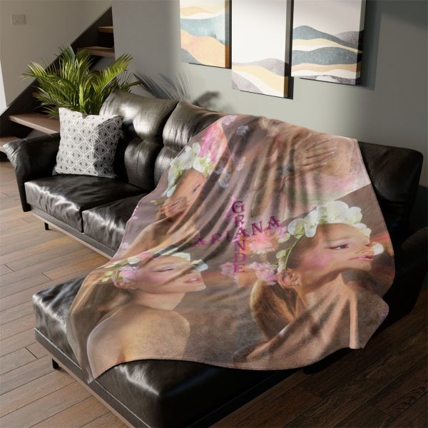 28332cc2-d3e8-41b0-a66a-fc2b5d75e6d7 Ariana Grande Ultra Soft Micro Fleece blanket